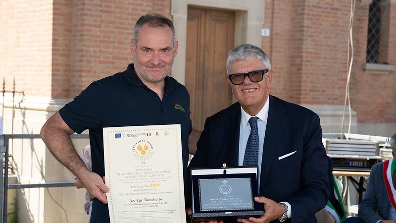 azienda-ronchello-castel-san-pietro-tre-gocce-premio-1 2026 ronchello tre gocce d'oro miele millefiori alta montagna Andrea Risi attestato