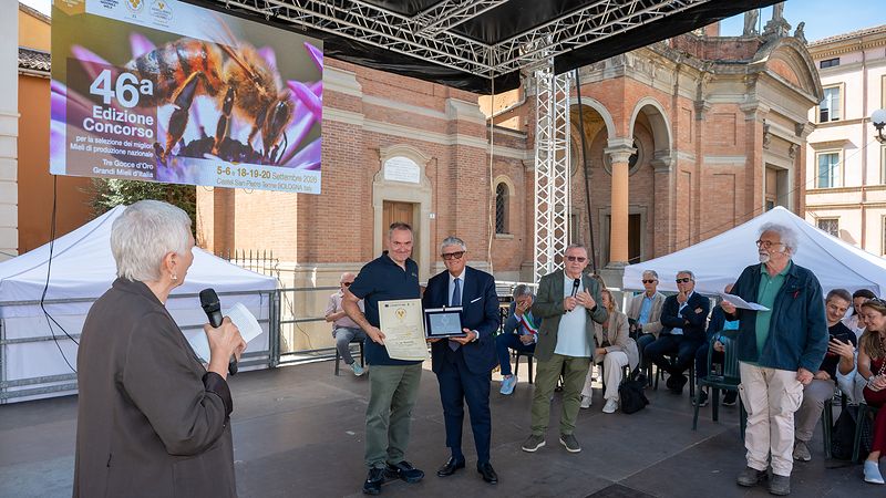 azienda-ronchello-castel-san-pietro-tre-gocce-premio 2026 ronchello tre gocce d'oro miele millefiori alta montagna Andrea Risi premiato